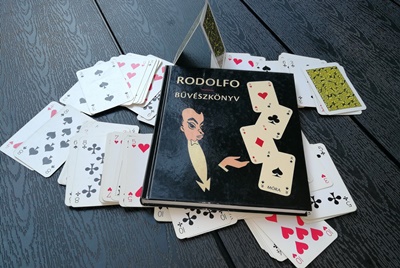 Csak a kezemet figyeljék, írtam egy könyvet! – Rodolfo legendás Bűvészkönyvének újrakiadásáról